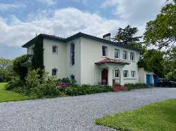 Beautiful Architect Designed Property with Mountain Views 30 minutes from Pau